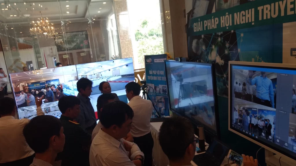 Khách hàng tham quan các tính năn