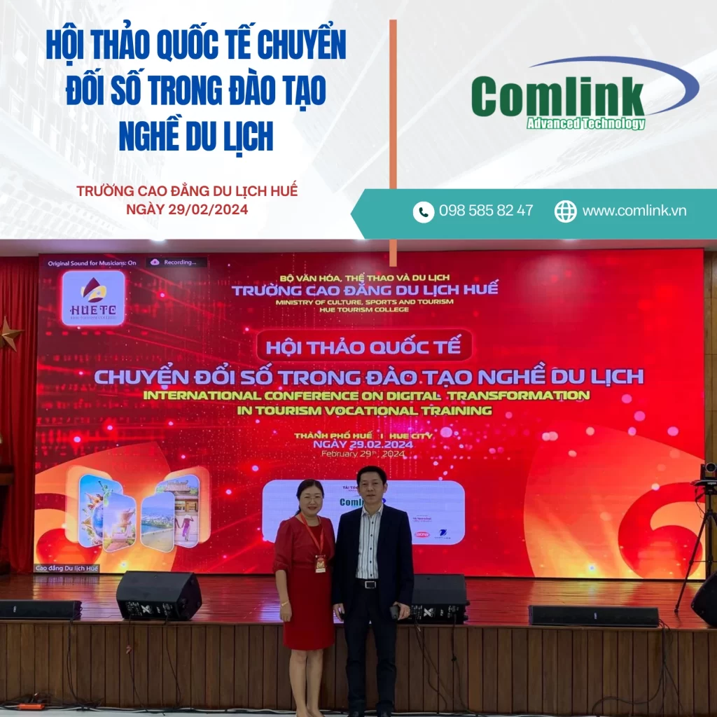 Ông Tùng chụp ảnh cùng khách hàng