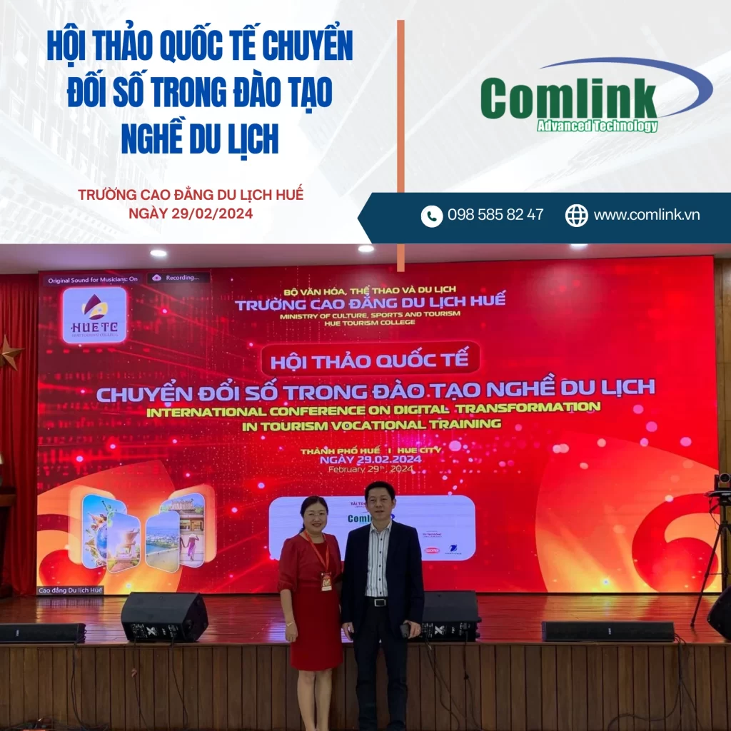 Ông Tùng chụp ảnh cùng đối tác