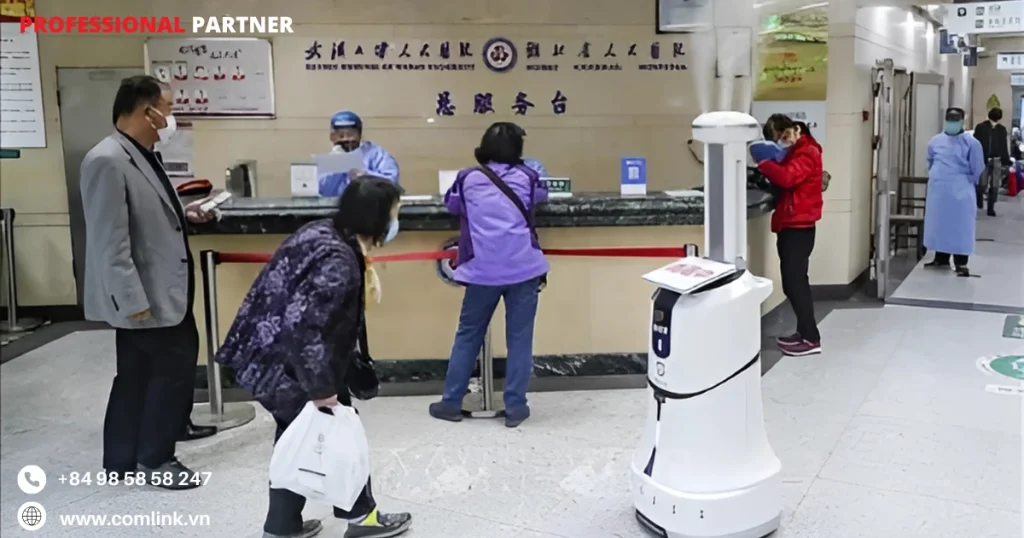 Robot khử khuẩn tại bệnh viện dã chiến Vũ Hán